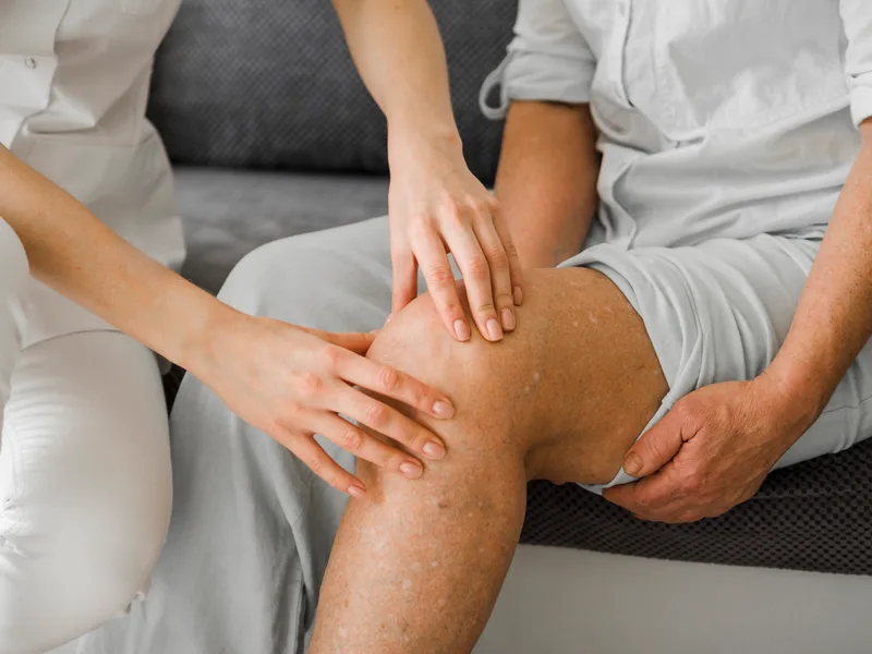 Chiropractic care for knee pain at Sovereign Light Chiropractic in Suwanee