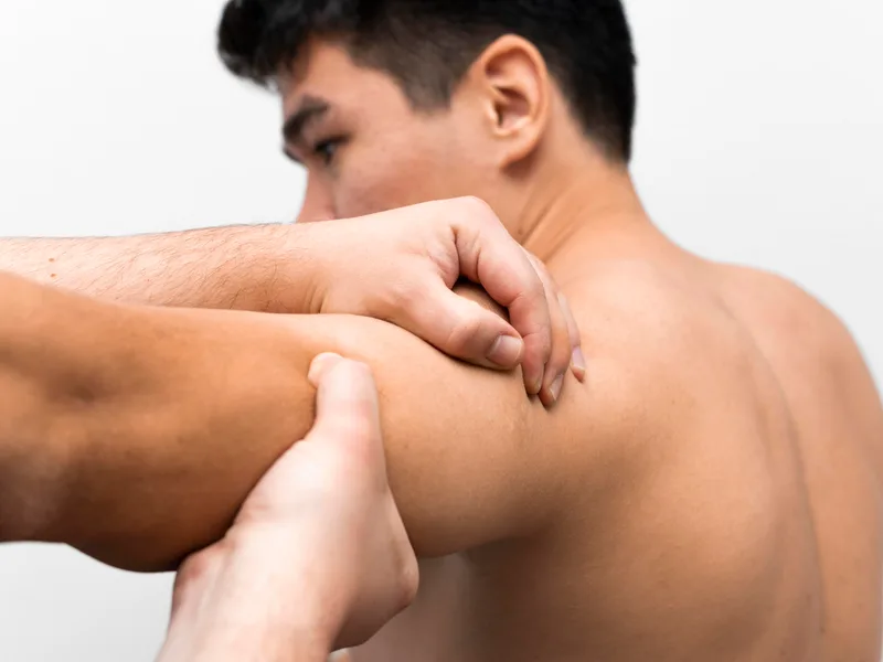 Sovereign Light Chiropractic treating shoulder pain in Suwanee